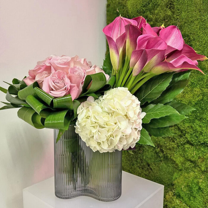 Discover the beauty of white and pink flower arrangements, perfect for various occasions. These arrangements bring a touch of elegance to weddings, anniversaries, and other celebrations. The soft hues of pink combined with the purity of white create an inviting atmosphere, making them a favorite choice for florists.