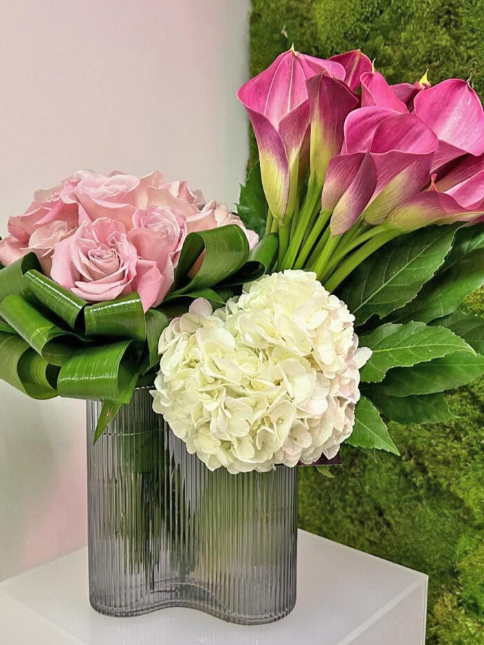 Discover the beauty of white and pink flower arrangements, perfect for various occasions. These arrangements bring a touch of elegance to weddings, anniversaries, and other celebrations. The soft hues of pink combined with the purity of white create an inviting atmosphere, making them a favorite choice for florists.
