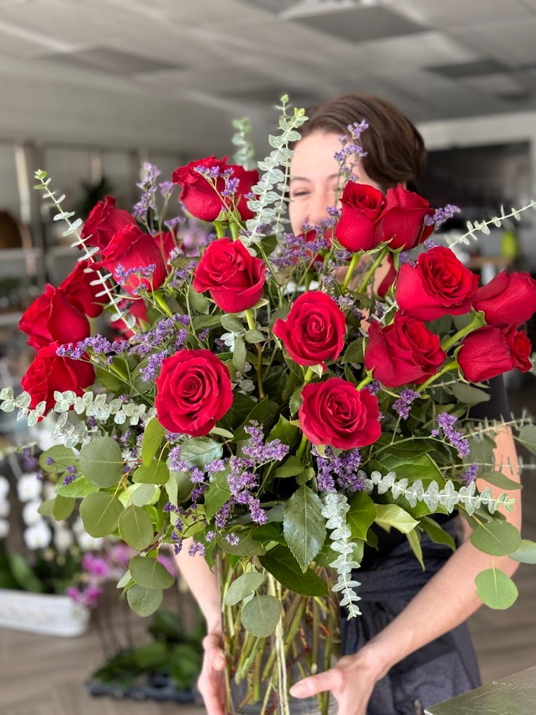 Thais-red roses arrangement